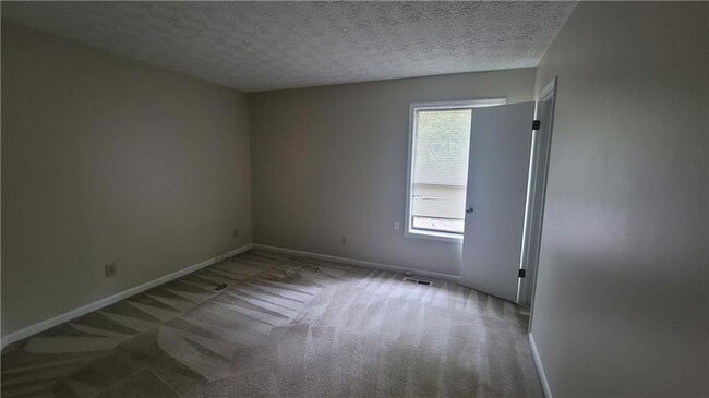 Building Photo - 4621 Kings Crossing Dr NE