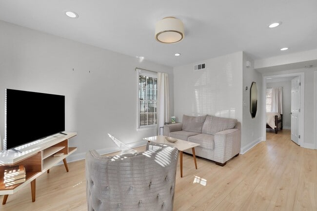 Building Photo - 702 Tattnall St