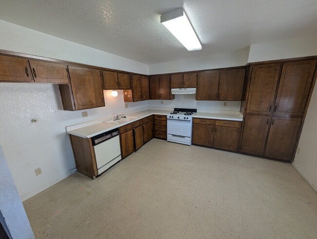 Building Photo - "Charming Studio Retreat: Your Cozy Haven in Porterville!"
