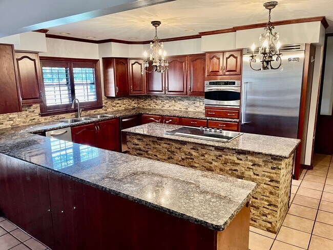 Building Photo - Luxurious Rustic 3300sqft  4BR/3.5BA/Overs...