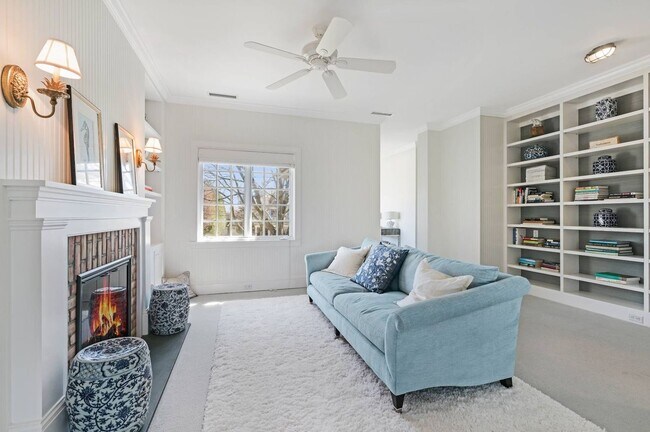 Building Photo - 121 Post Ln