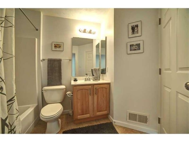 Building Photo - 704 Park Plaza E