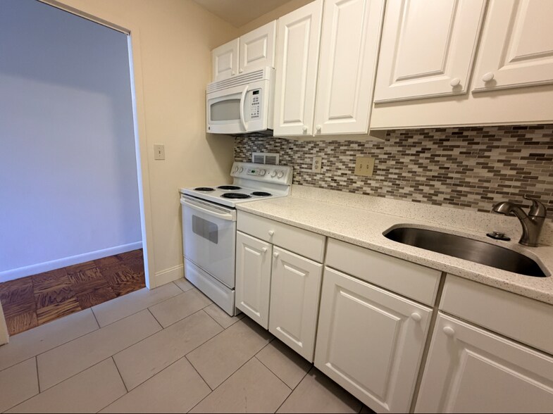 Building Photo - 16 Monmouth Ct