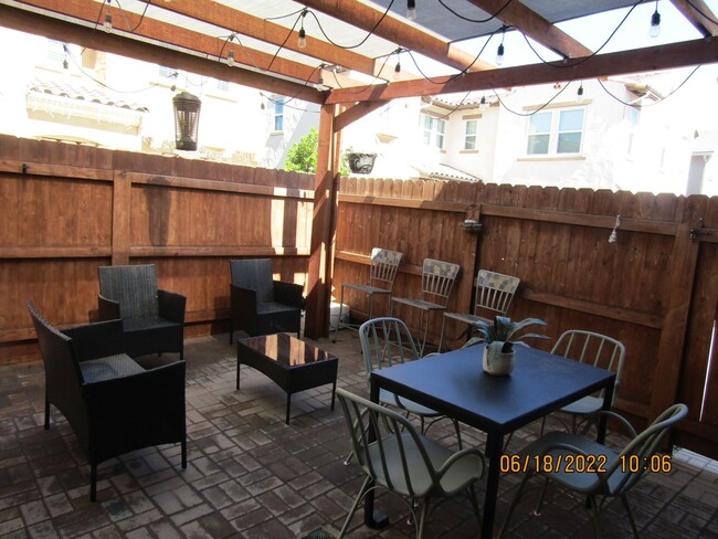 Building Photo - Beautiful Newer Two Story Home in The Gate...