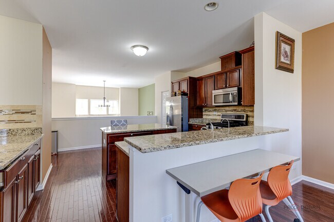 Building Photo - 533 Plaza Pl