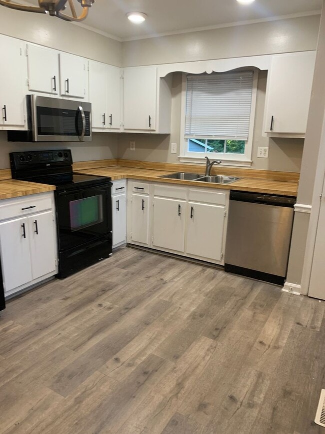 Building Photo - 3 BEDROOM BRICK RANCH WITH FENCED IN BACK ...