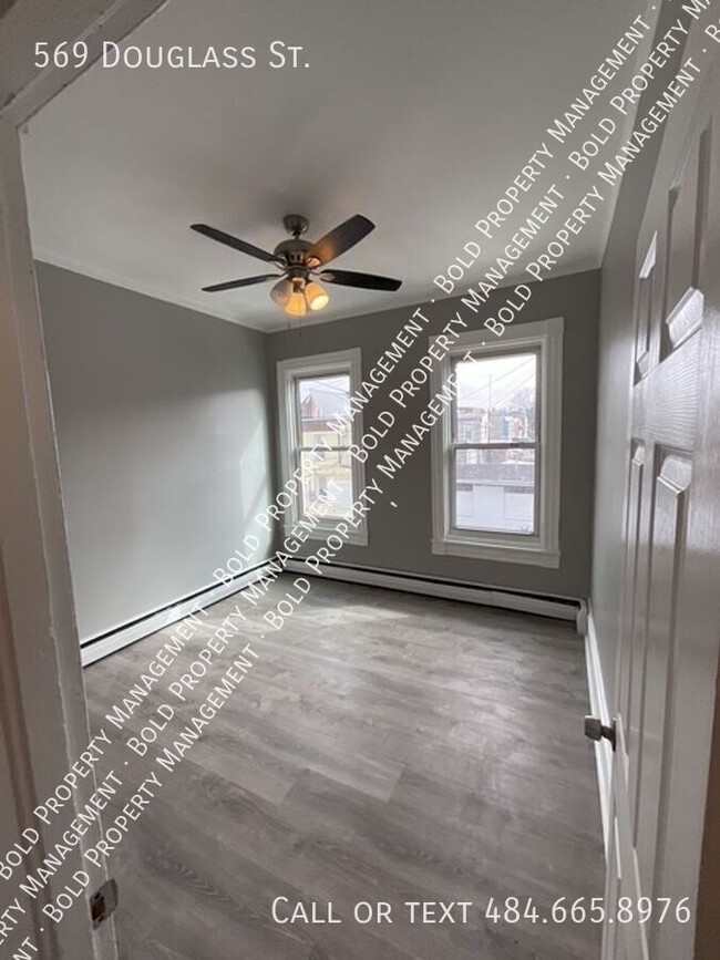 Building Photo - 569 Douglass St