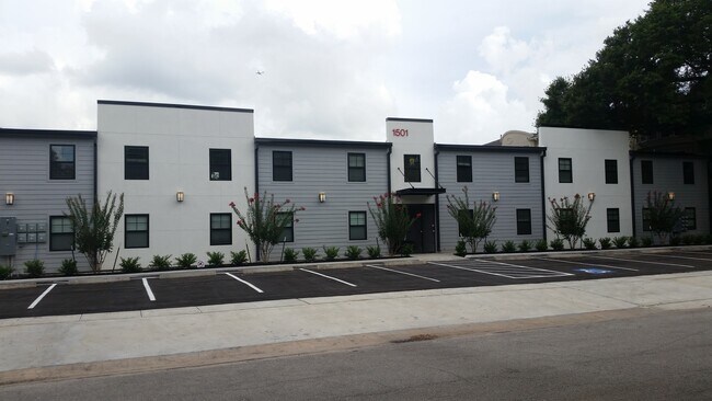 Building Photo - 1501 Hyde Park Blvd