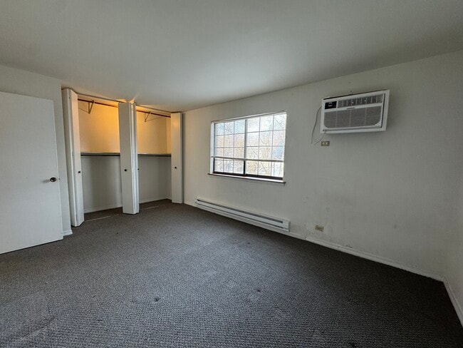 Building Photo - 901 E Chicago Ave