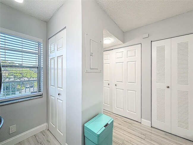 Building Photo - 2228 N Cypress Bend Dr