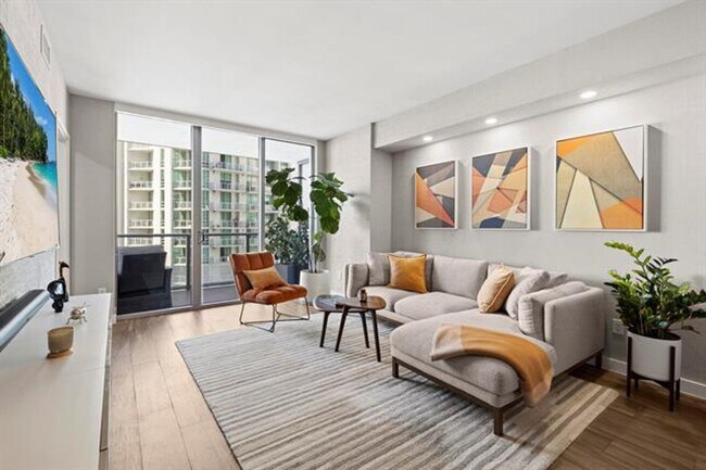 Building Photo - 1300 Brickell Bay Dr