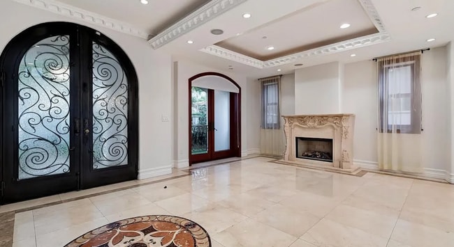 Building Photo - 332 S Almont Dr