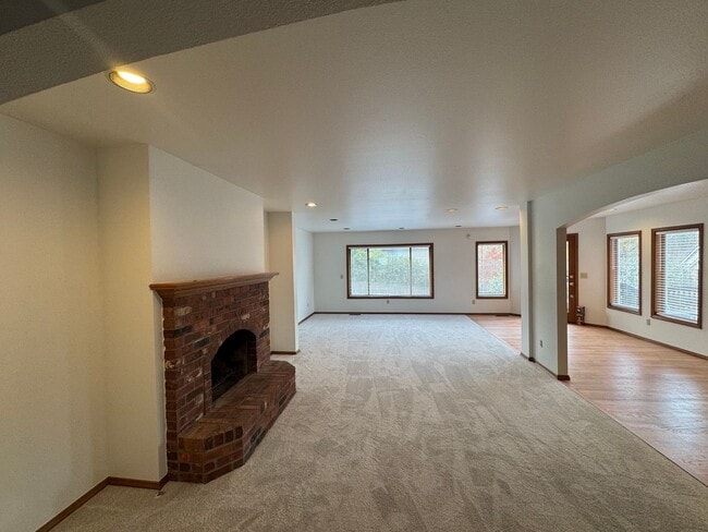 Building Photo - Gorgeous 3 Bedroom • 2.5 Bath Home Recently Remodeled and Ready for you!