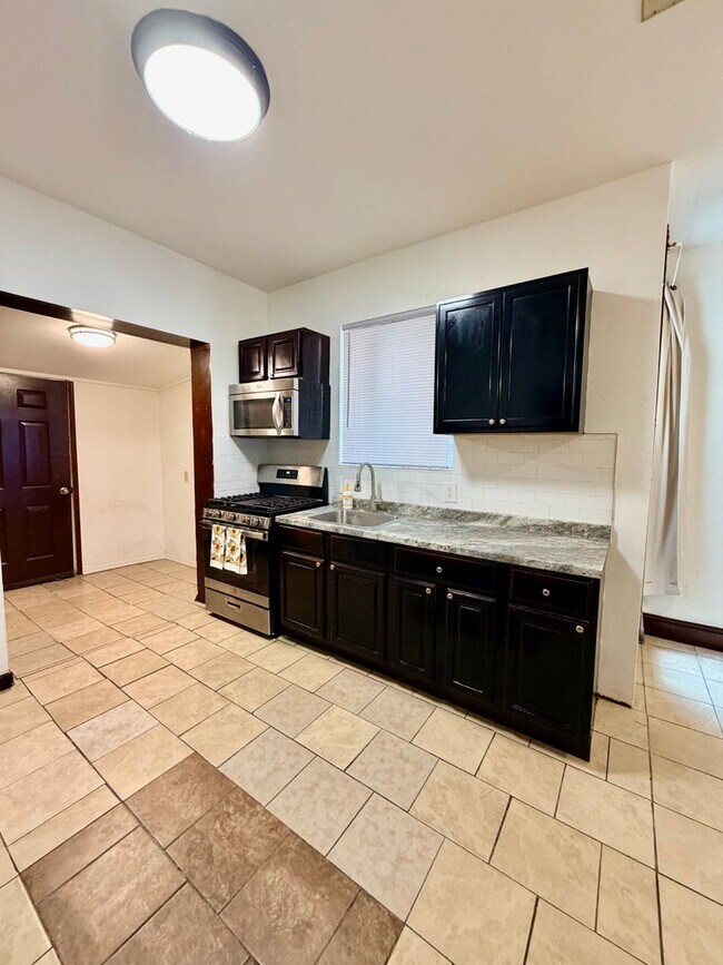 Building Photo - Available Now - Pet-Friendly 3-Bedroom Home in West Parkside