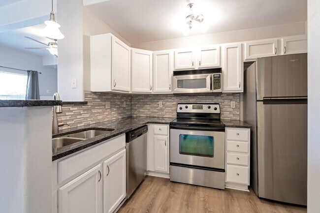 Building Photo - Stunning 2 Bedroom 2 Bathroom condo In Aurora with a garage!