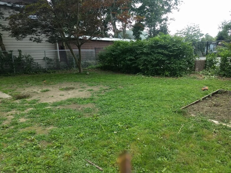 Shared backyard - 42 Holyoke Rd