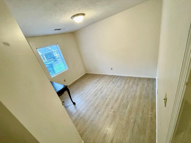 Building Photo - 400 Dobbins St
