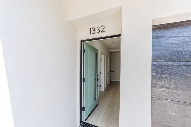 Building Photo - Luxury 3-Bed Townhome-Style Retreat in Hol...