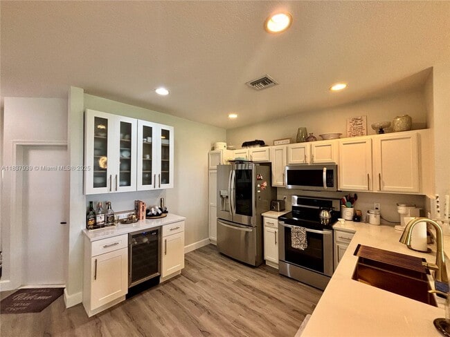 Building Photo - 8143 Bellagio Ln