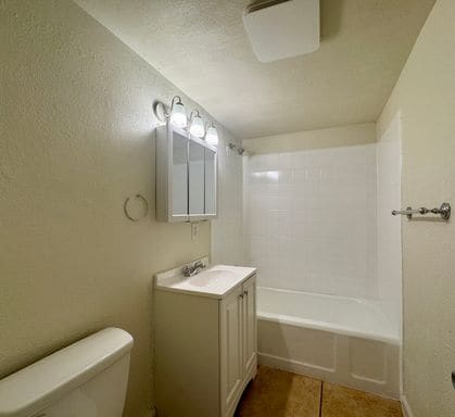 Building Photo - Large 2 Bedroom 1 Bath Unit Available NOW!!