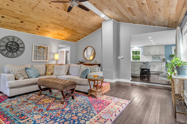 Building Photo - 32 Twin Bridge Rd