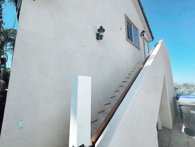 Building Photo - Gorgeous 2 Bed with Views East to the Moun...