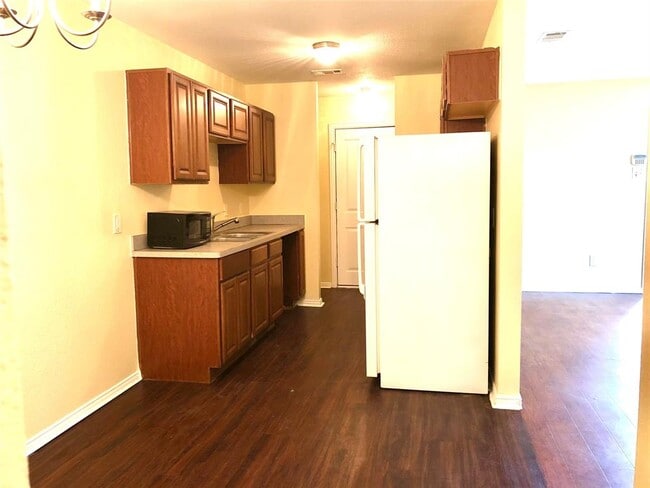 Building Photo - 608 Upton Ave