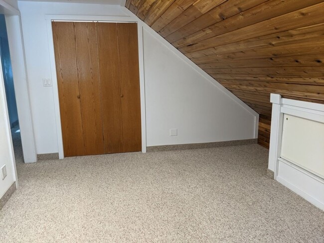 Building Photo - 3 Bedroom 2 Bath Orchards House