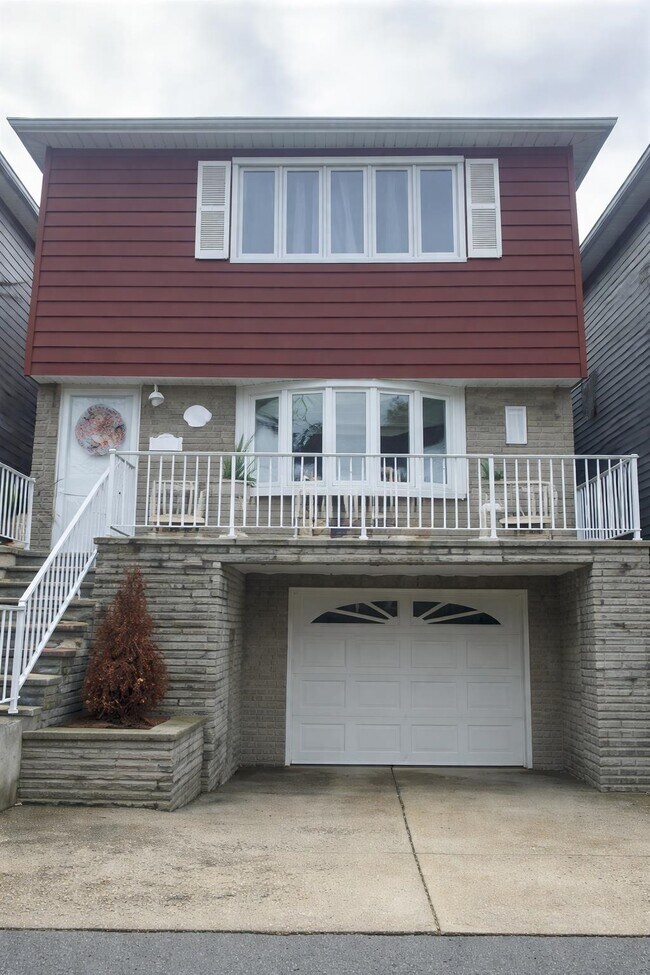 Building Photo - 180 W 3rd St