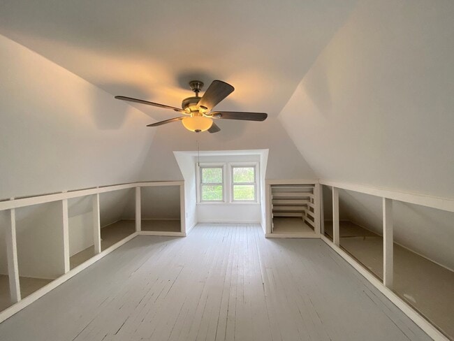 Building Photo - 3 Bed/1 Bath Home in Beechview with Bonus Room-Convenient to Downtown! Available October!