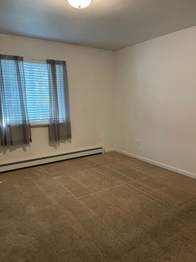 Building Photo - 3 Bedroom Home with Shop