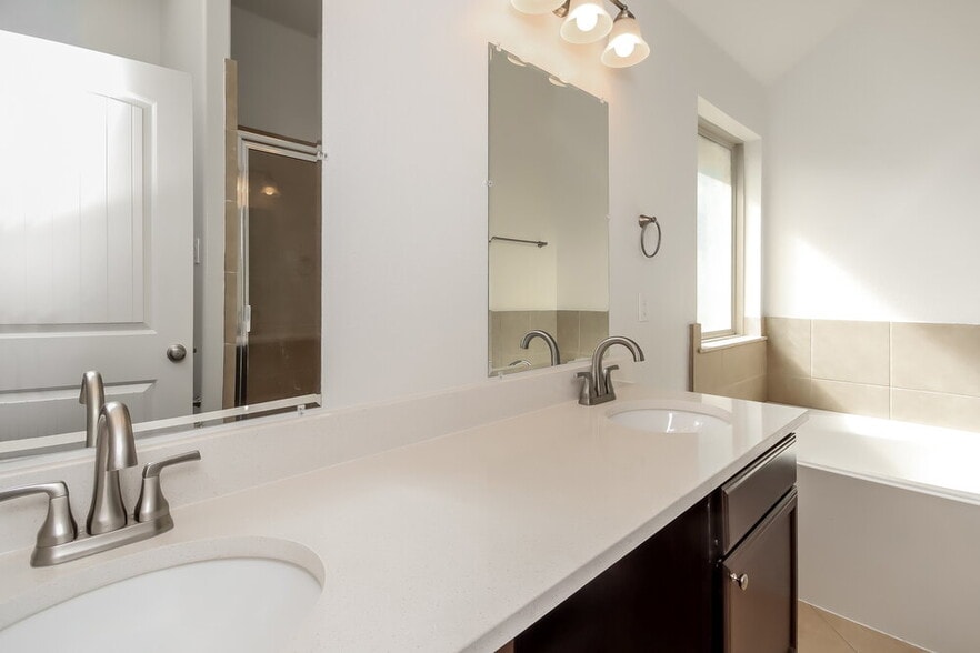 Building Photo - 5219 Gulf Stream Ln