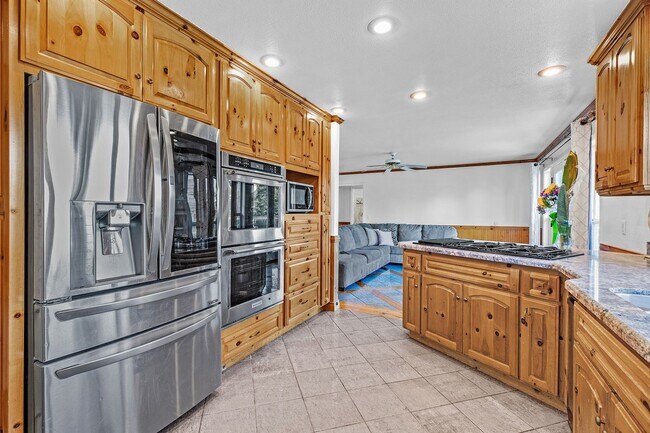 Building Photo - *COMING SOON!* 4 bed/3 bath lake house wit...