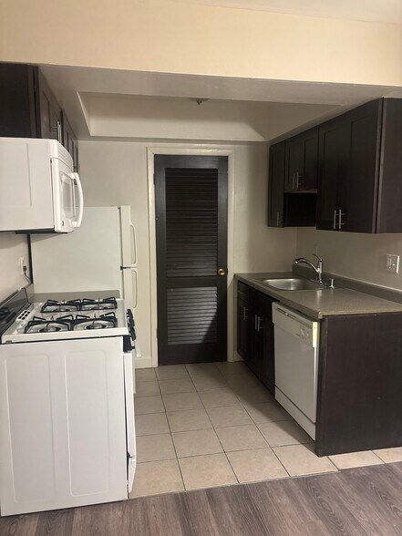 Building Photo - 2424 E Webster Pl