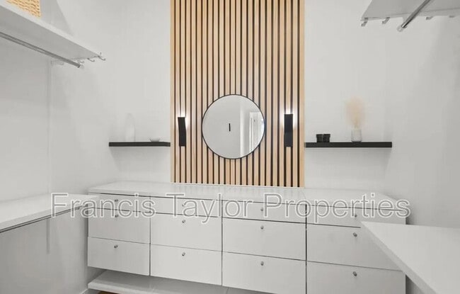 Building Photo - 1042 Alexandra Ln