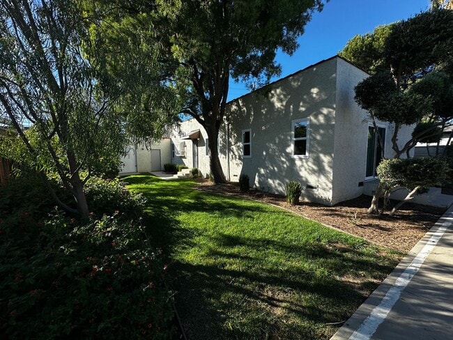 Building Photo - 8806 Haskell Ave