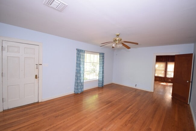 Building Photo - 3 Bed 2 Bath with Large Backyard Close to ...