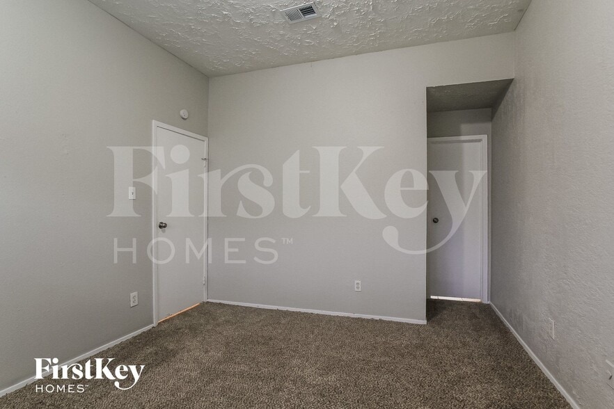 Building Photo - 22219 Diane Dr