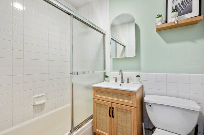 Building Photo - 400 W 47th St
