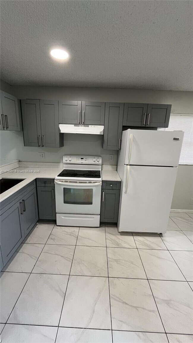 Building Photo - 4016 Lakeside Dr