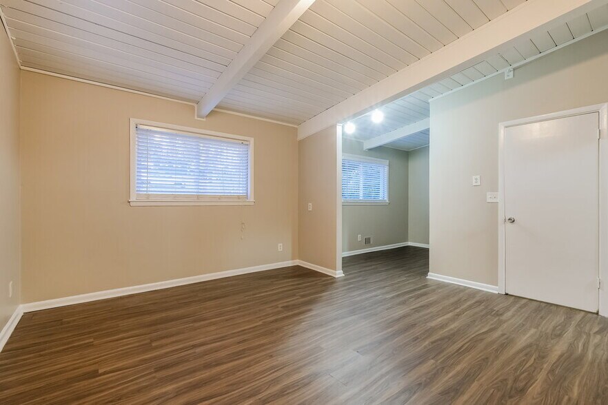 Building Photo - 2410 Ridgeway Dr