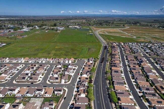 Building Photo - Beautiful Former Model Home For Rent! All the upgrades!