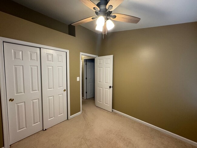 Building Photo - Spacious 3 Bed 3 Bath End-Unit Townhome Wi...