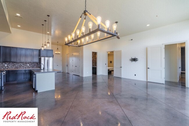 Building Photo - 4 Bedroom Luxury Home Near Sand Hollow