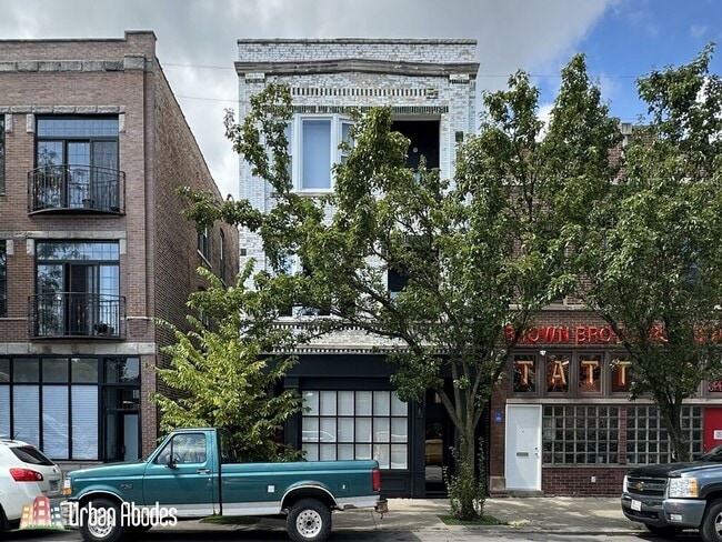 Building Photo - 908 N California Ave