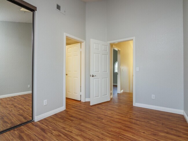 Building Photo - TOTALLY REMODELED, BLOCKS TO THE BEACH!