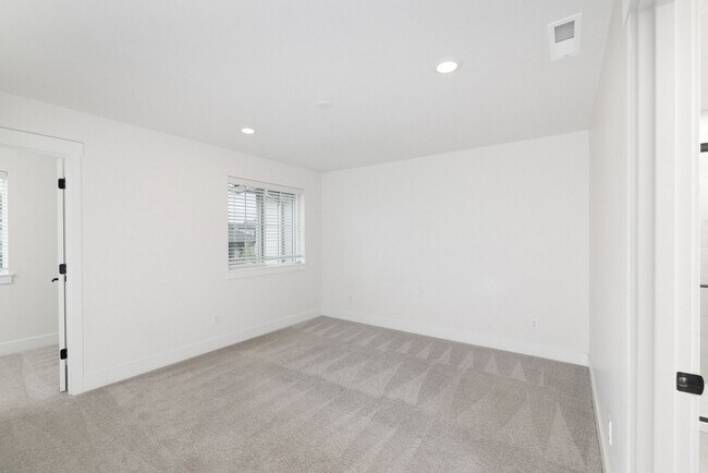 Building Photo - 20869 SE Denver Dr