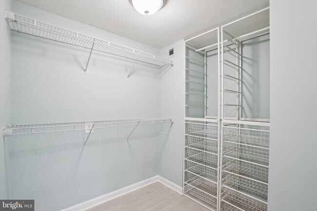 Building Photo - 1515 S Arlington Ridge Rd