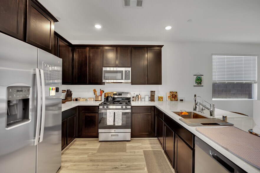 Building Photo - 9440 Sequoia Ridge Ave