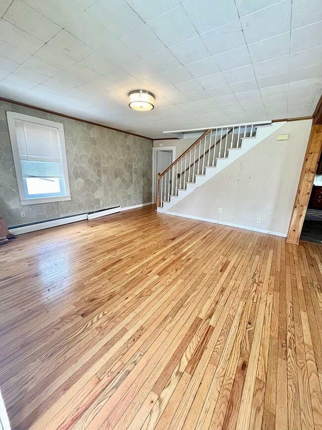 Building Photo - 3 Bedroom, 2 Bathroom Single Family Home i...